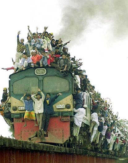 overcrowded-train-india