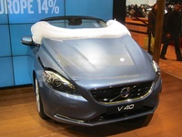 Airbag between the windshield and the hood on Volvo V40