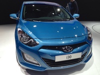 Hyundai i30 blue 2012 - front angle view