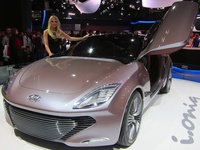 Hyundai i-oniq Concept - front angle view